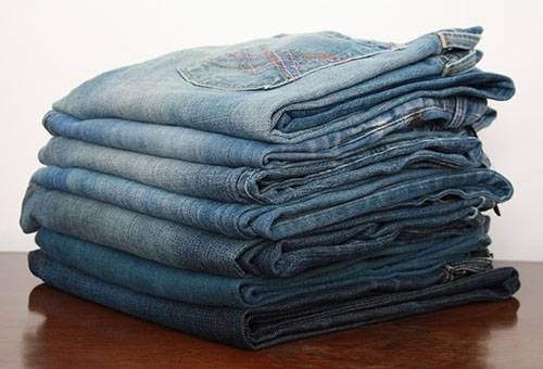 Pile de jeans pliés