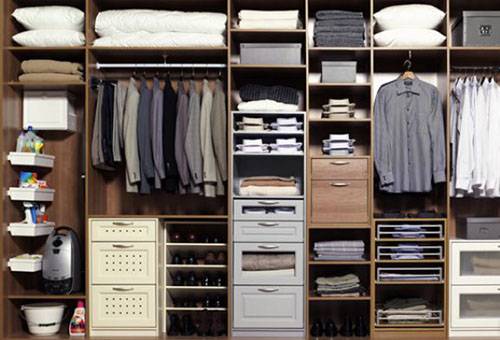 Ranger les choses dans le placard