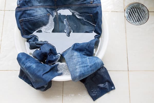 Un jean trempé dans une bassine