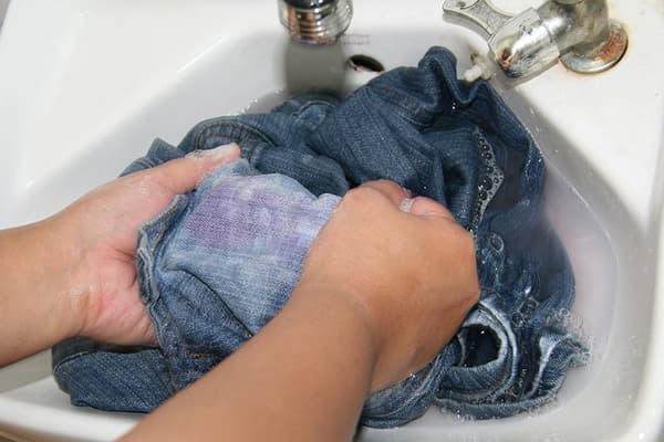 Laver un jean