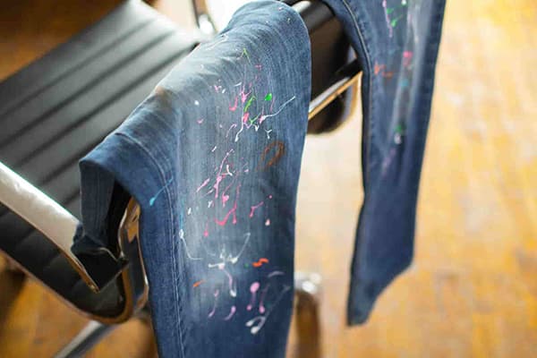 Jeans avec des touches de peinture