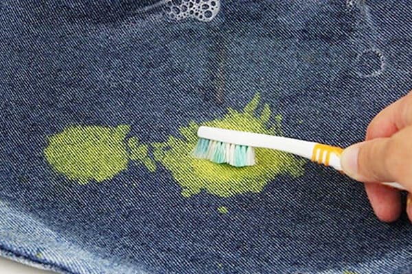 Vieille tache de peinture sur un jean