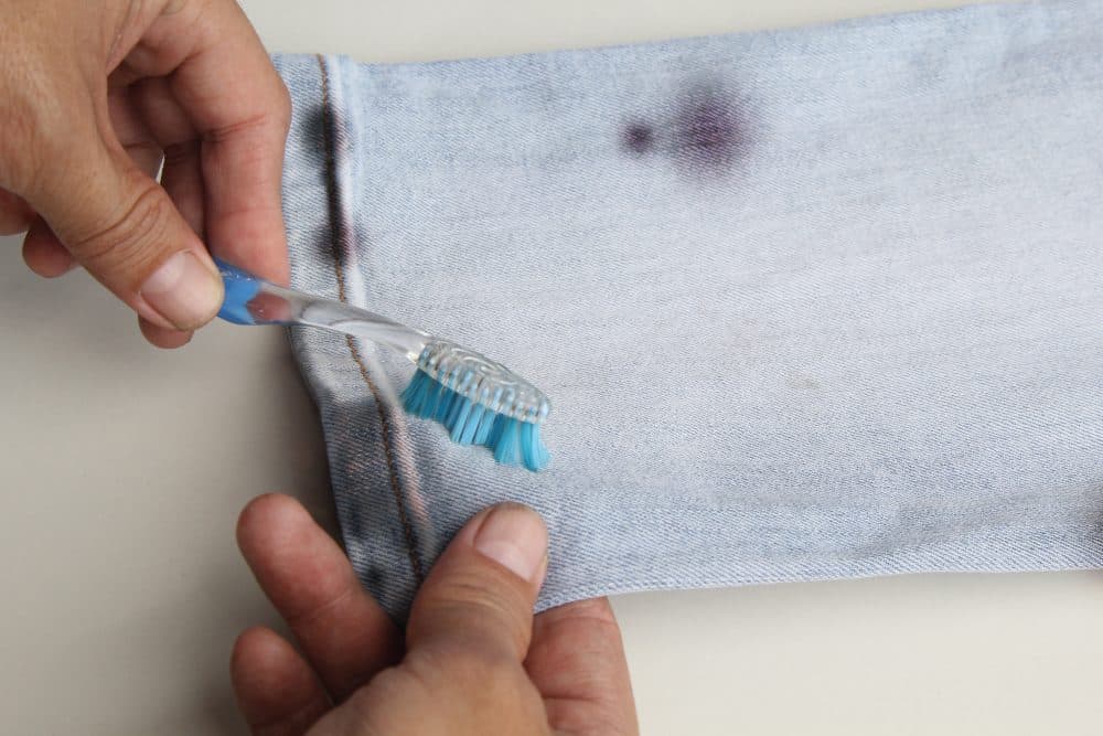 Enlever les taches de peinture sur les jeans de couleur claire