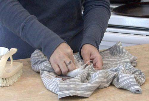 une femme enlève les taches des vêtements