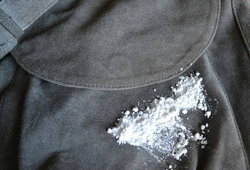 Enlever les taches d'un sac en daim avec du talc