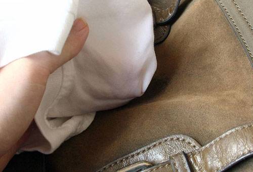 Nettoyer un sac en daim