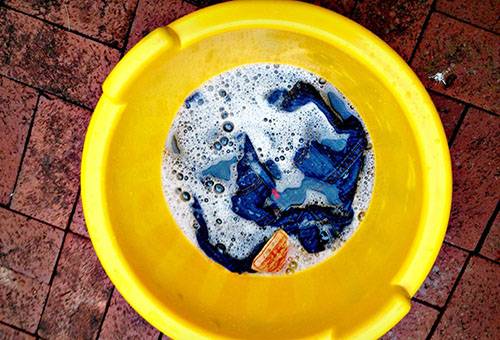 Laver un jean à la main