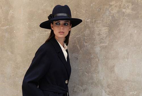 Fille dans un manteau en cachemire