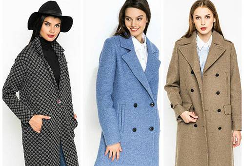 Filles en manteaux drapés