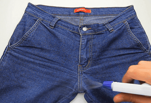 pulvériser un jean avec un vaporisateur