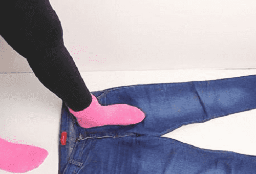 fille debout sur un jean