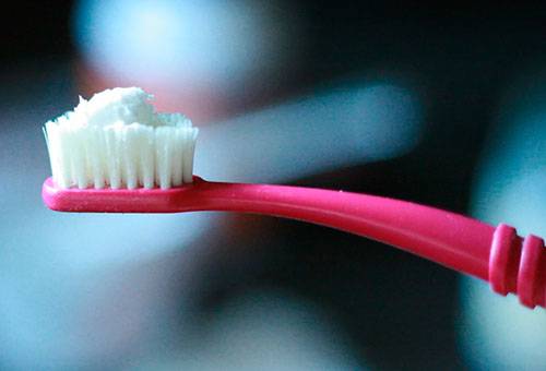 Du dentifrice sur une brosse