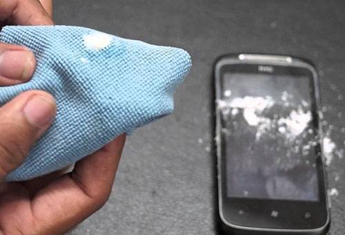 Polir votre téléphone avec du bicarbonate de soude