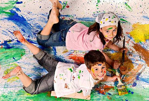 Les enfants se sont salis avec de la peinture