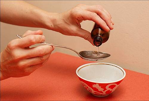 Préparer une solution pour enlever la peinture des vêtements