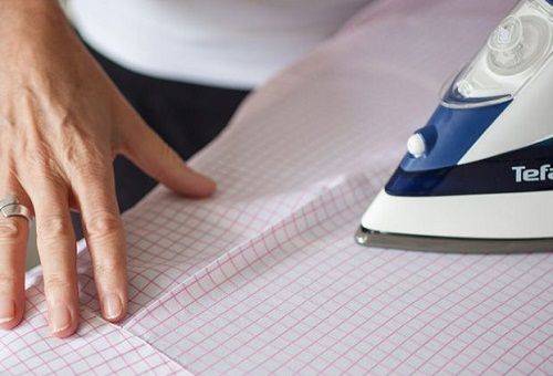 femme repassant une chemise