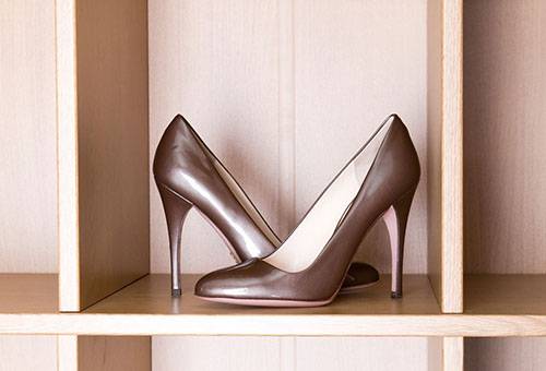 Ranger les chaussures en cuir verni