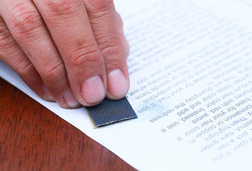 Supprimer du texte du papier à l'aide de papier de verre