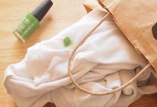 tache de vernis à ongles sur les vêtements