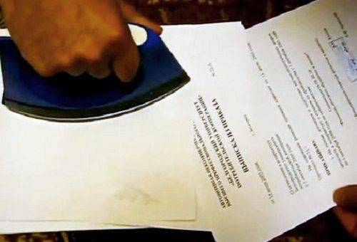 enlever les taches des documents avec un fer à repasser