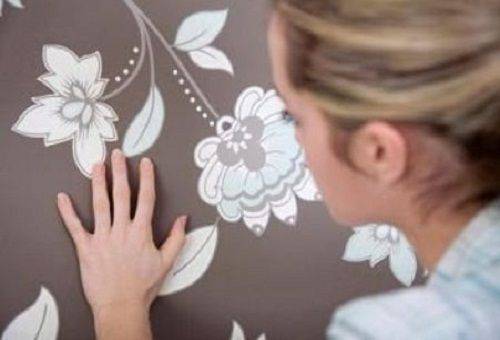 taches sur le papier peint