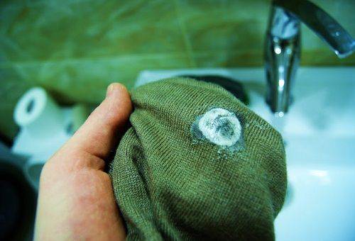 chewing-gum collé sur un pull