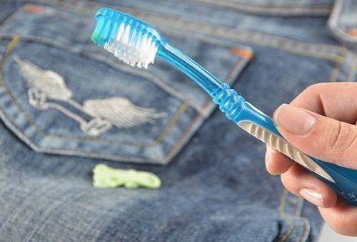 mâcher du chewing-gum sur un jean et une brosse à dents