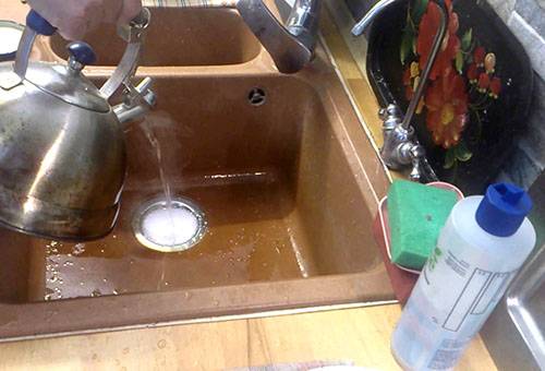 Déboucher avec de la soude caustique