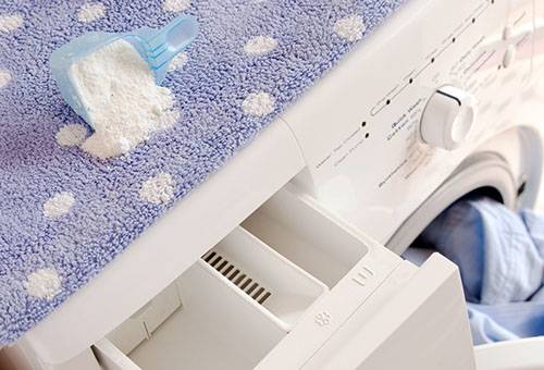 Compartiment conditionneur dans la machine à laver