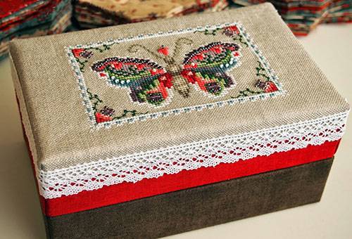 Boîte avec broderie