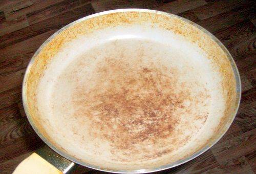 poêle à frire brûlée