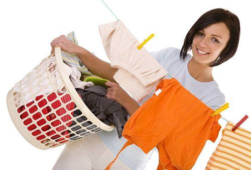 Femme accrochant des vêtements lavés