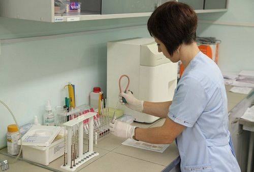 assistant de laboratoire au laboratoire