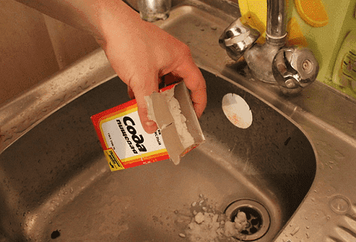 nettoyer l'évier avec du bicarbonate de soude