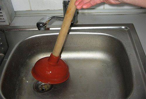 nettoyer un évier avec un piston