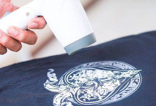 enlever les autocollants des chemises avec un sèche-cheveux