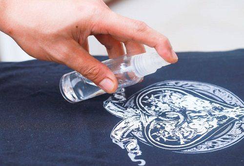Retirer un autocollant d'un T-shirt avec de l'alcool