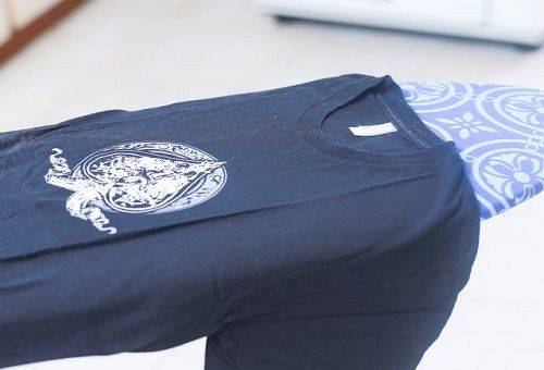retirer un autocollant d'un T-shirt avec un fer à repasser