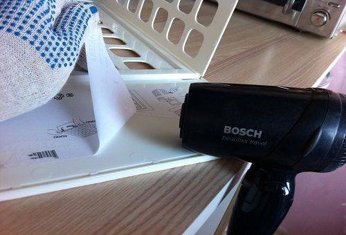 sèche-cheveux dirigé vers l'autocollant