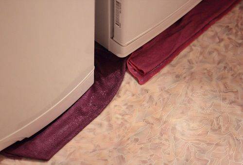 De l'eau s'échappe du réfrigérateur