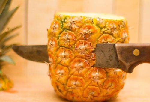 éplucher un ananas avec un couteau
