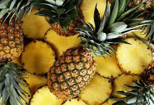 ananas, tranché avec la peau