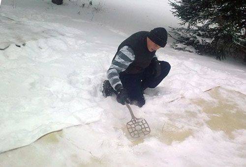 homme frappant le tapis