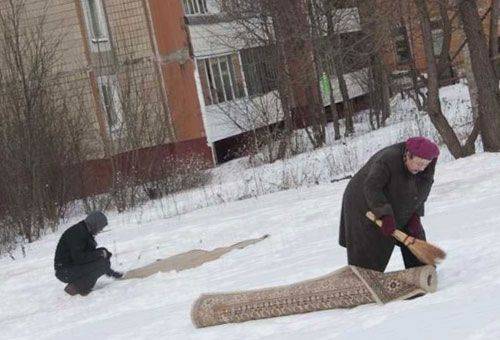 femme nettoyant un tapis