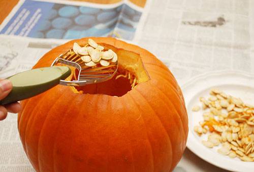 Extraire les graines de citrouille