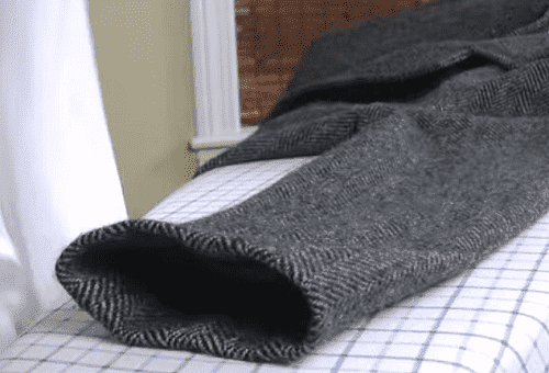 repassage des manches du manteau