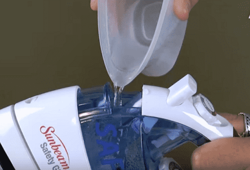 verser de l'eau dans le fer