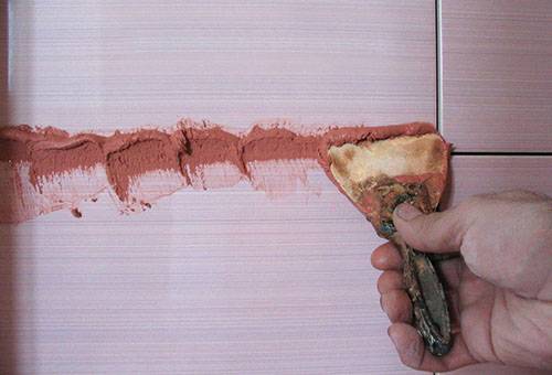 Jointoiement bâclé entre les carreaux