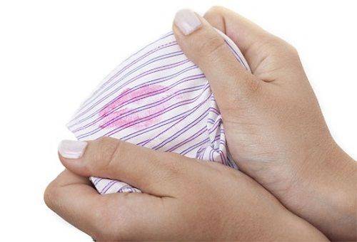 traces de rouge à lèvres sur une chemise