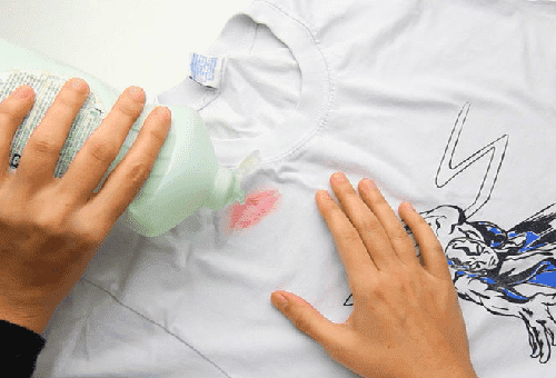 traces de rouge à lèvres sur une chemise